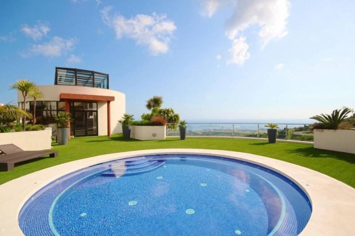 Samara Gym Jacuzzi Pools In * Marbella